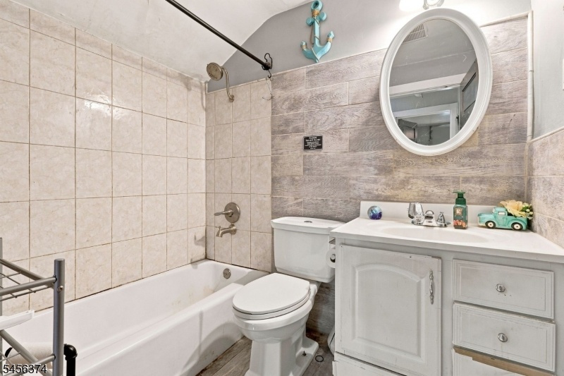 2nd Fl Bathroom