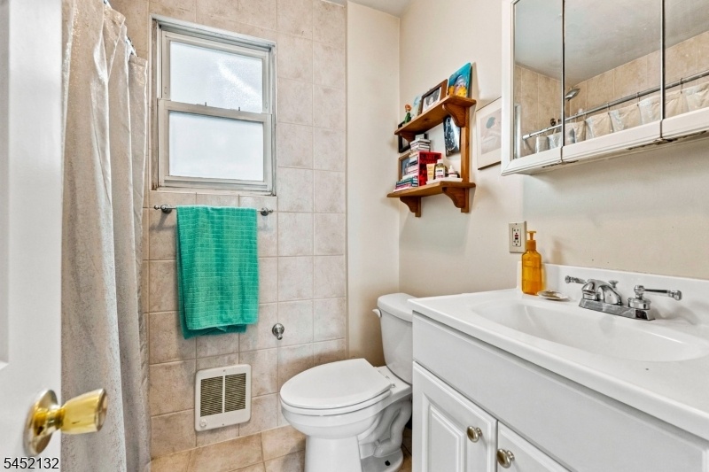 2nd flr bath