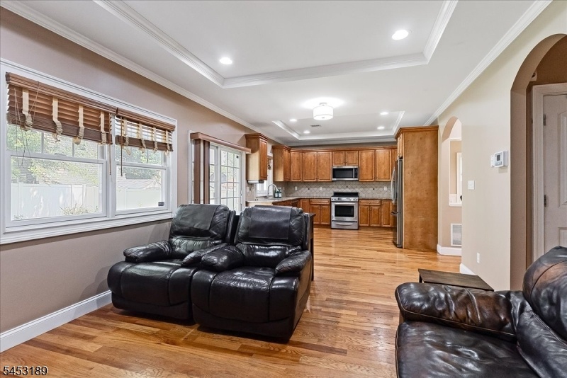 Open concept kitchen/fam room