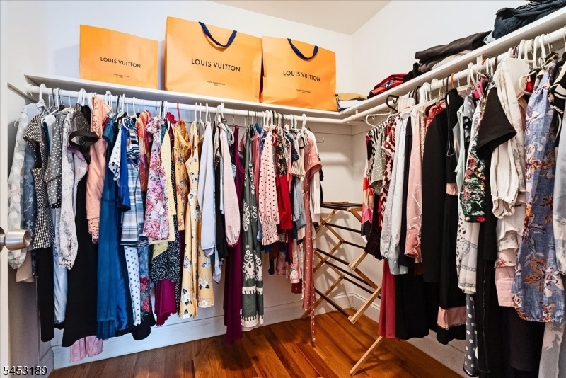 Primary bdrm walk-in closet