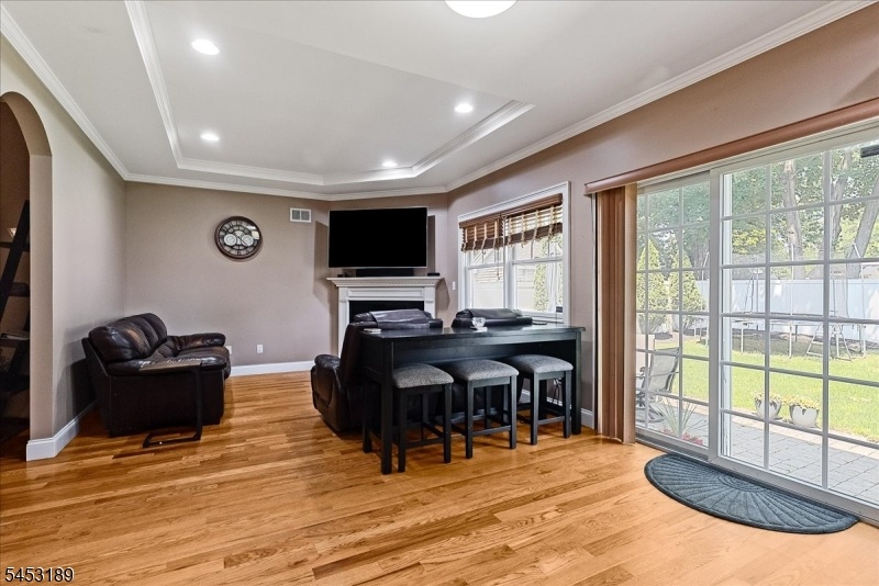Family room w/gas FP