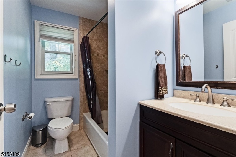 2nd floor Hallway bath