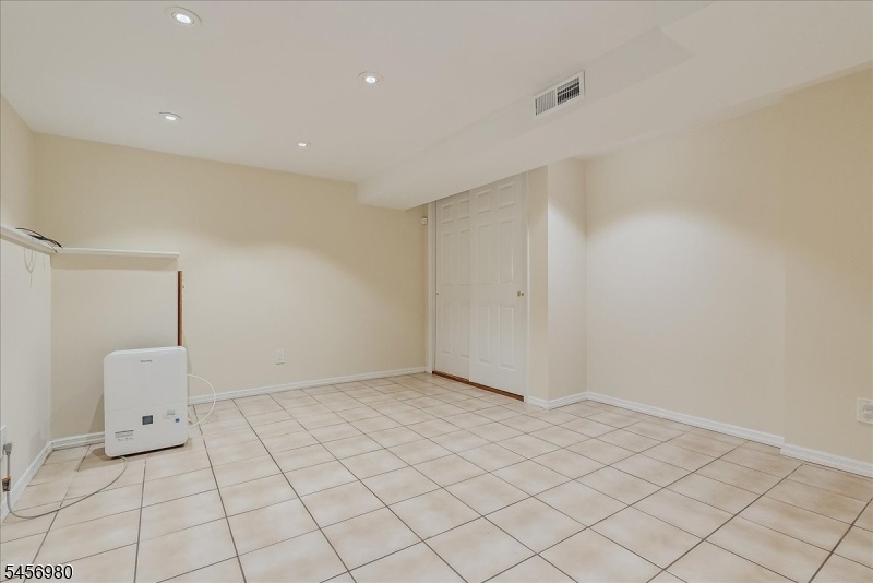 Lower level office/5th bedroom