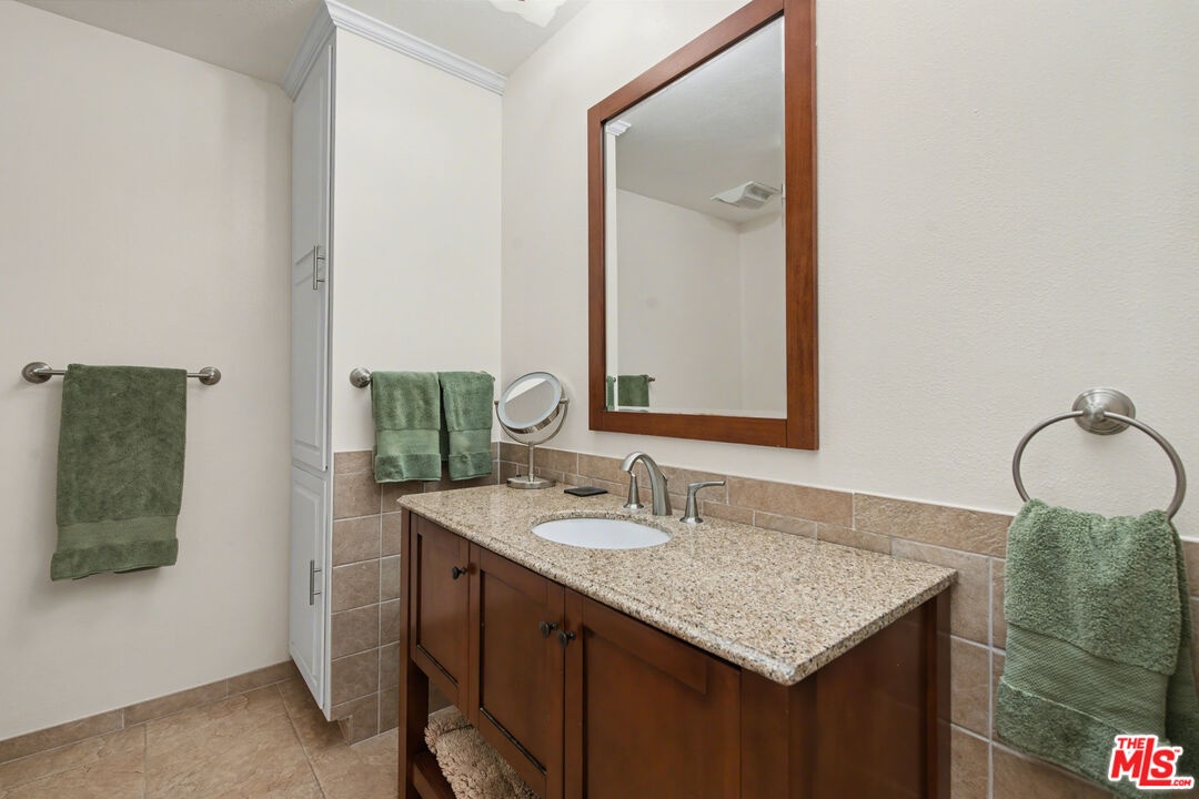 Bed 2 bathroom