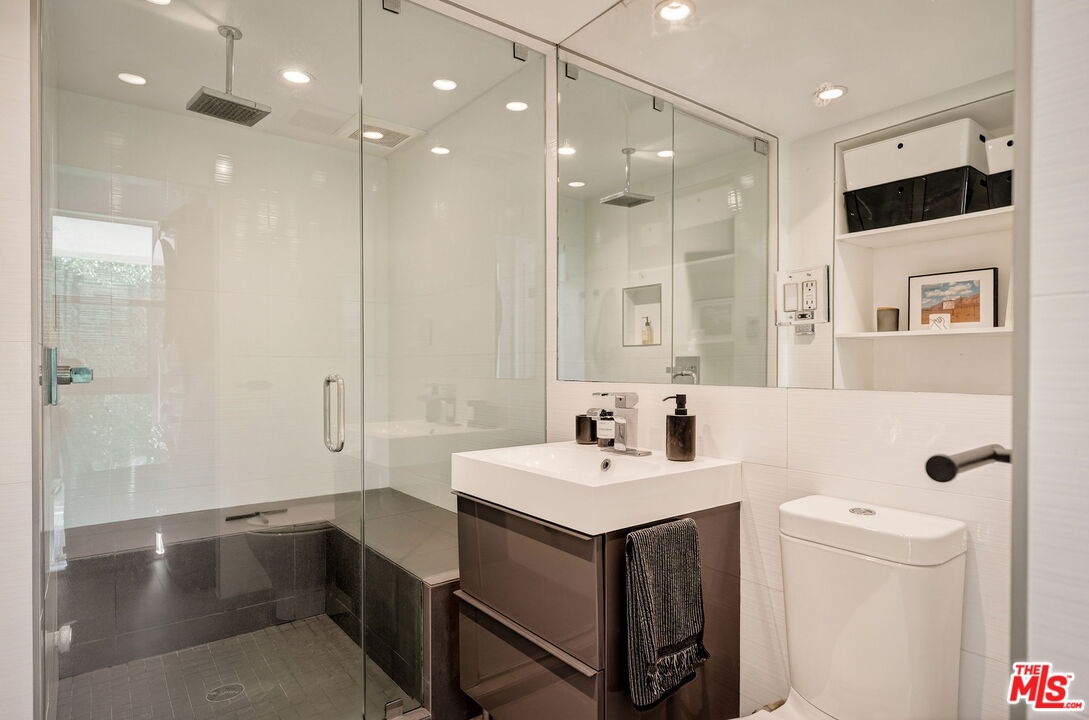 Bathroom 6/Connected Guest Hou