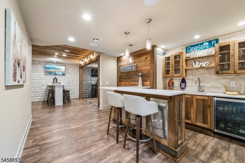 Wet Bar.j