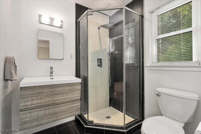 Junior suite bath