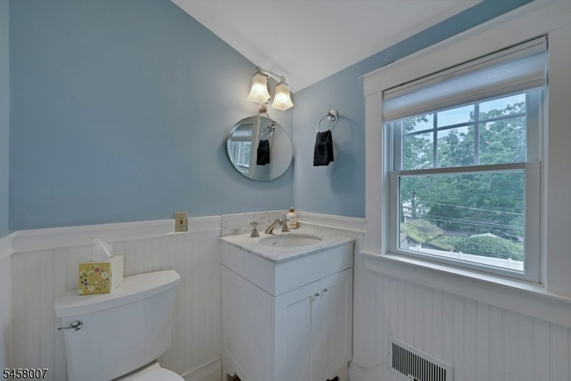 2nd flr Full Bath/Stall Shower