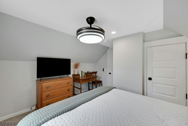 BR#4 ceiling fan & closet