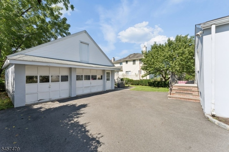Detached garage