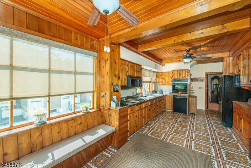 Eat-in Kitchen