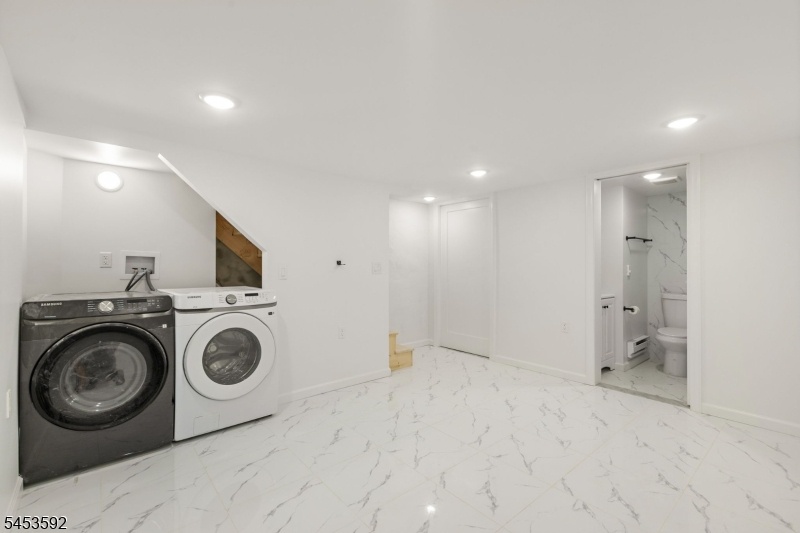 Washer/Dryer area