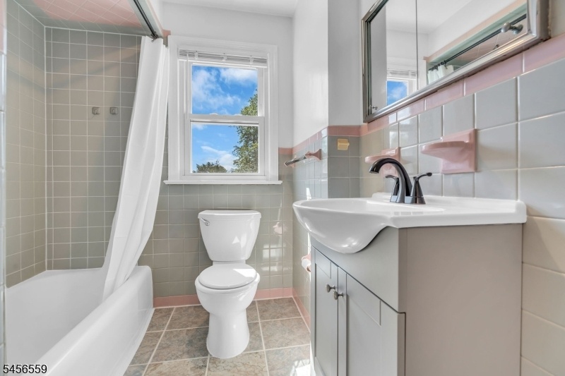 Convenient 2nd Floor Bath!