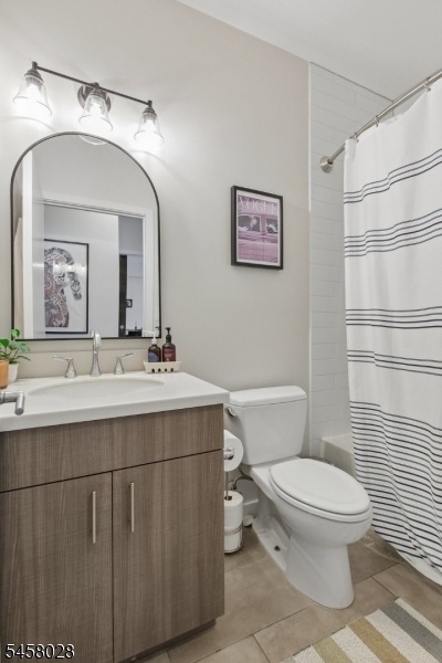 Apt B Hall Bath