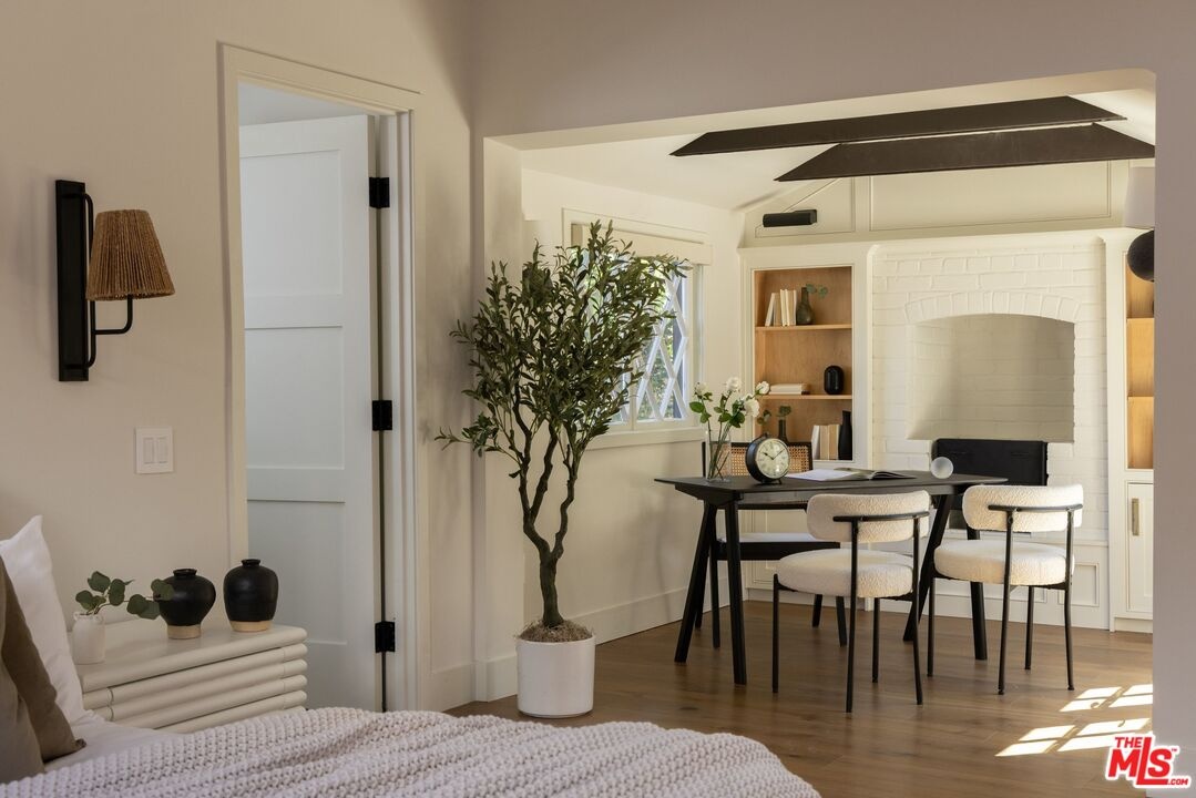 Primary Bed with Library