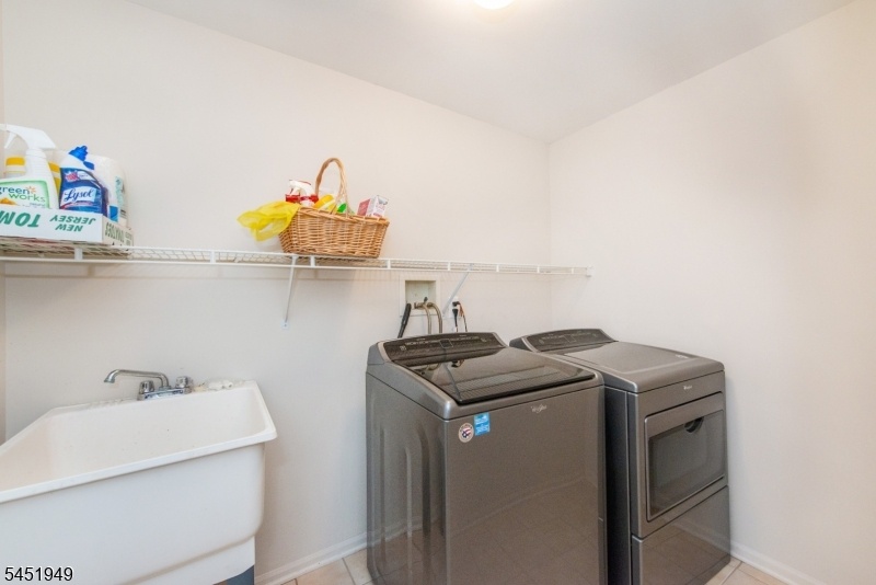 _Laundry rm on main level
