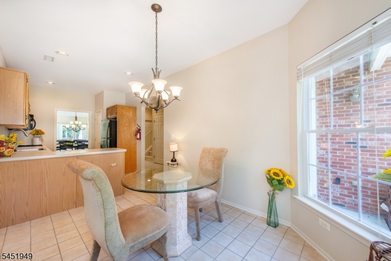 Breakfast room with  windows_