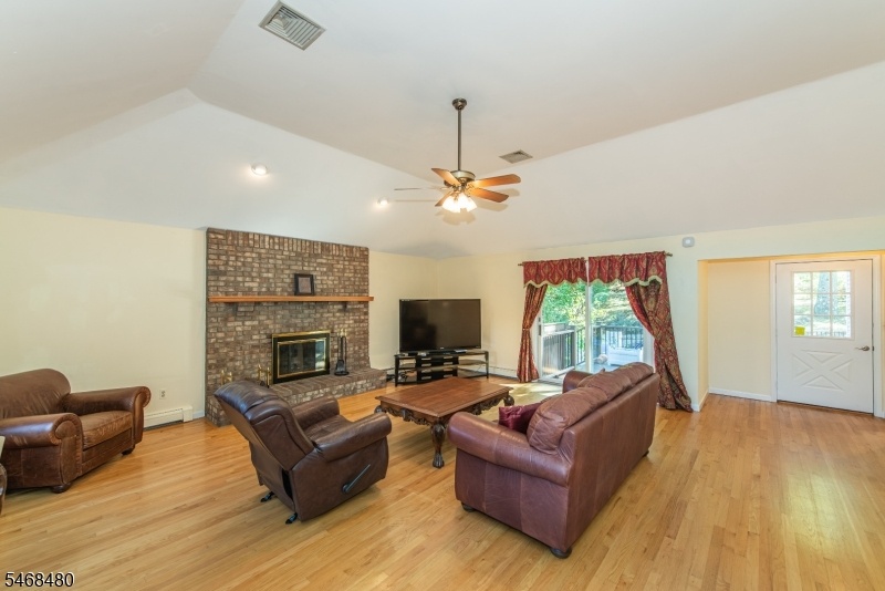High ceilings & Door to Deck
