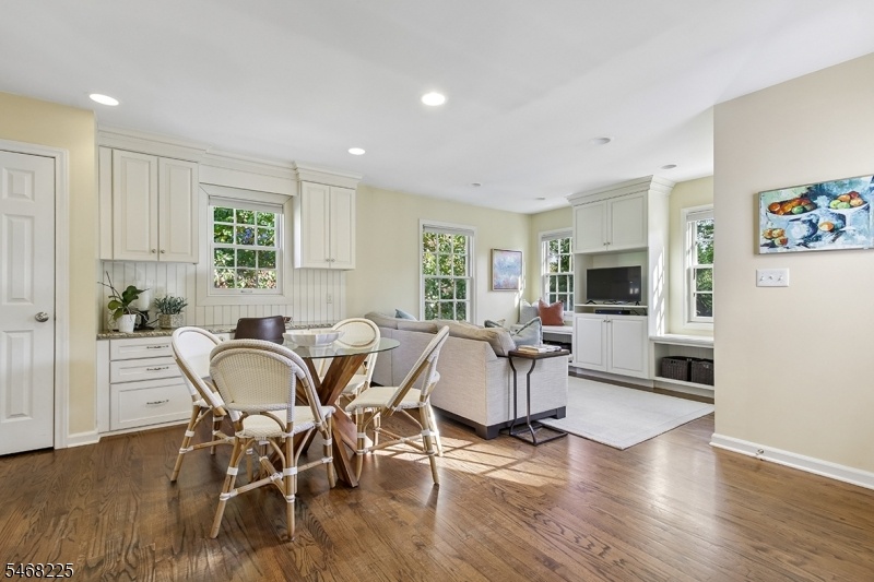 Open Concept Kitchen/Family Rm