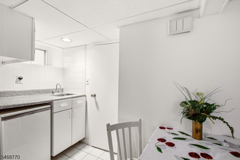 Kitchen (Basement)