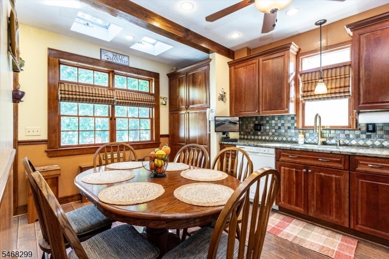 Eat-In Kitchen