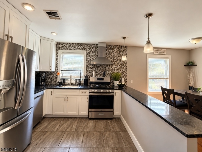 Modern Kitchen & Dining Nook