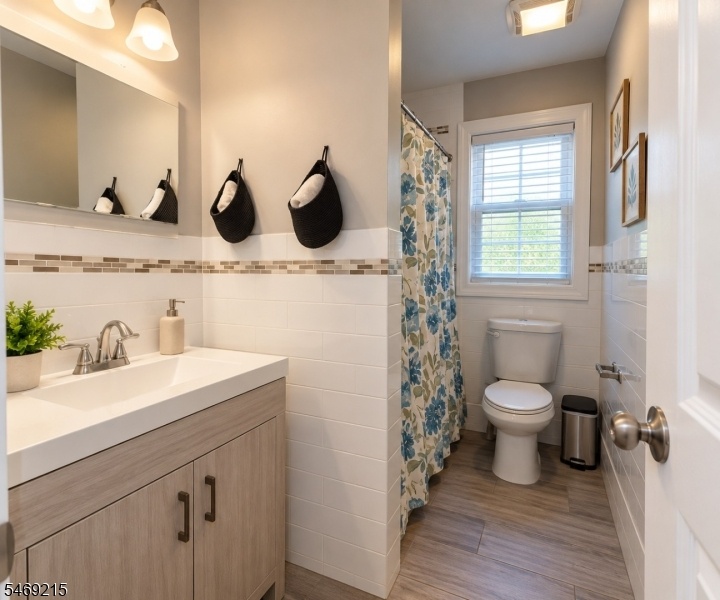 1st flModern Warm Bathroom