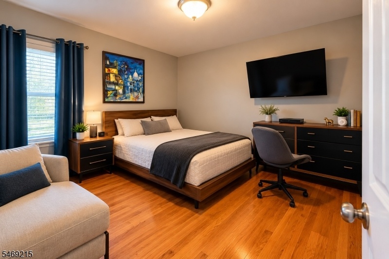 1st fl Bright, Modern Bedroom