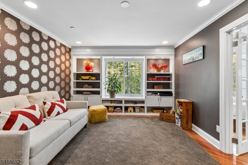 First floor bedroom or den