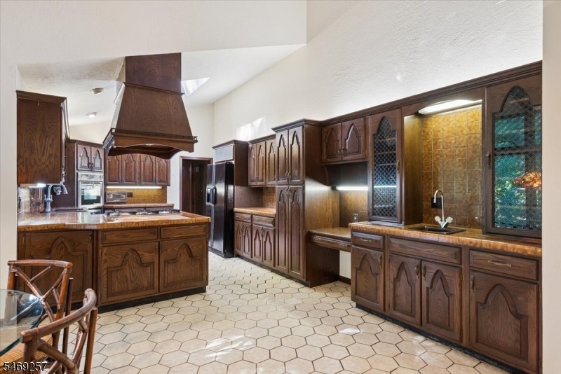 Kitchen / Wet Bar