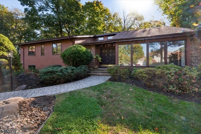 Front View / Walkway
