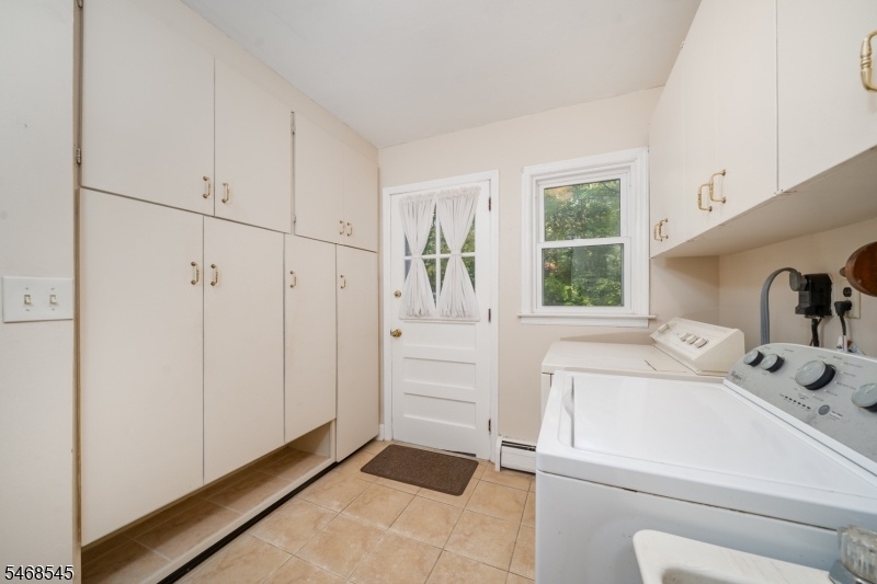 Mudroom/laundry