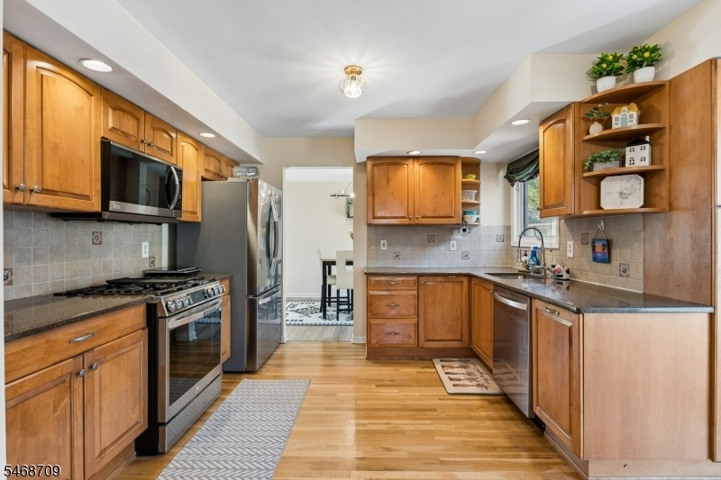 Expansive kitchen