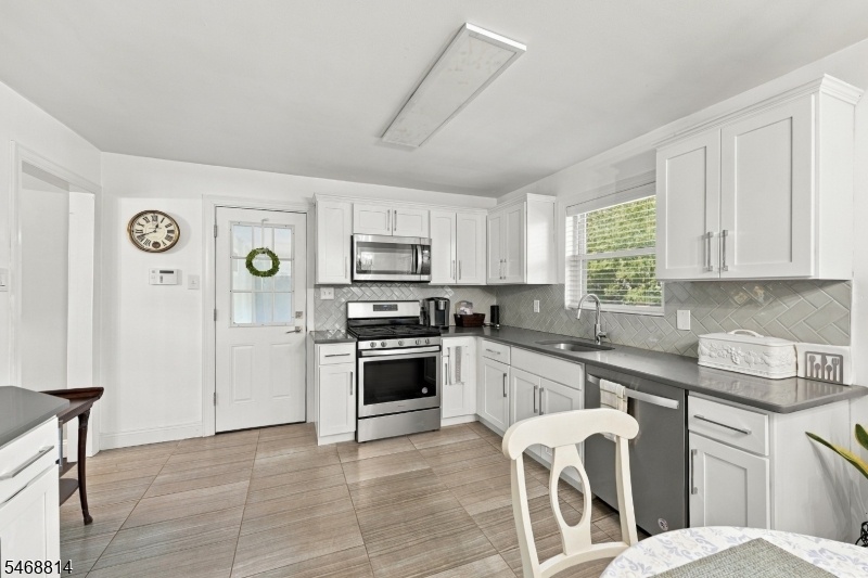 Kitchen (view 2)