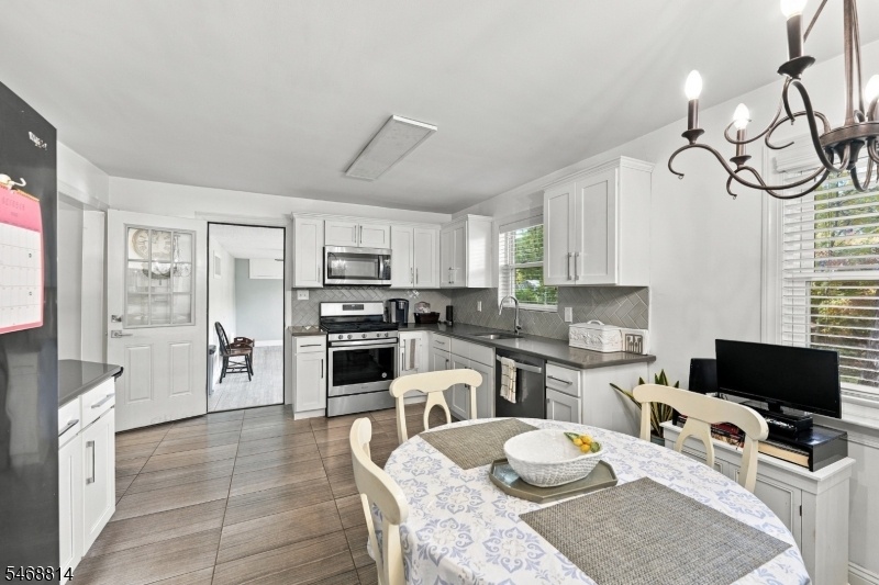 Kitchen (view 4)