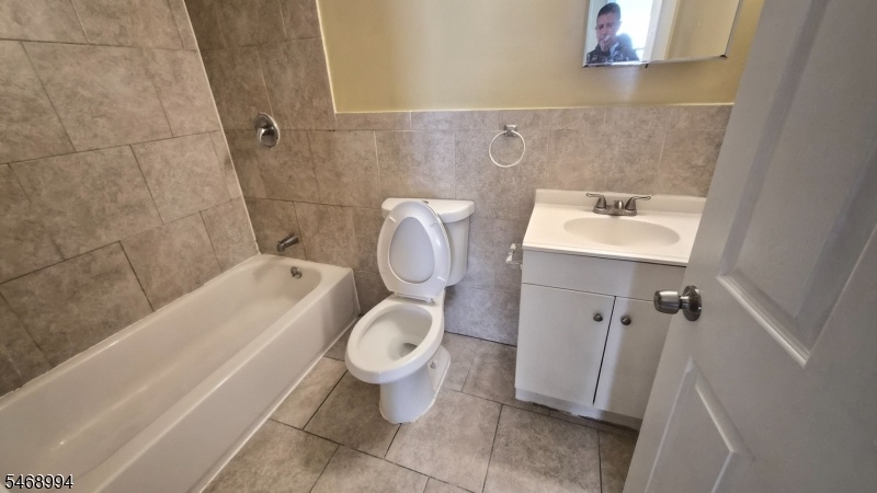 2nd Floor: Bathroom
