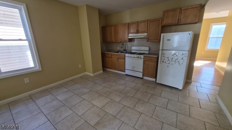 2nd Floor: Eat-in-kitchen