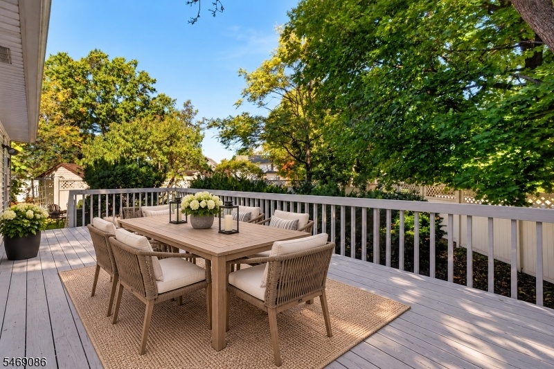 deck staged virtually