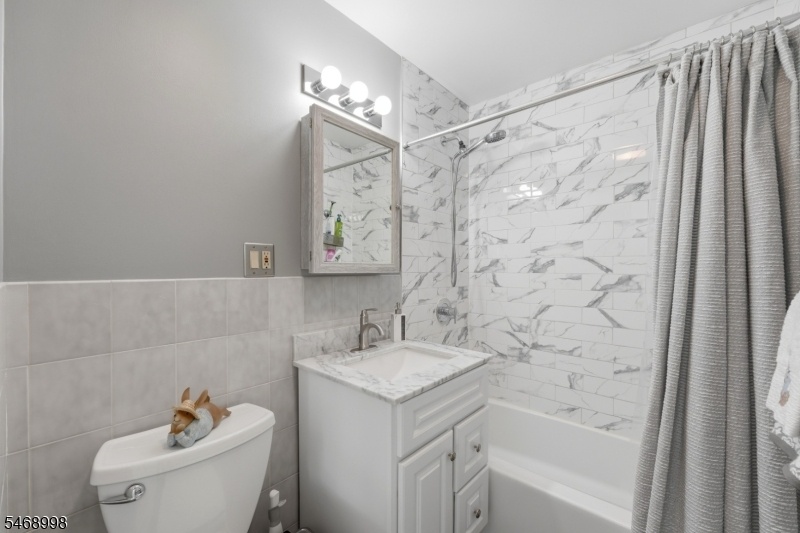 2nd Floor Main Bathroom