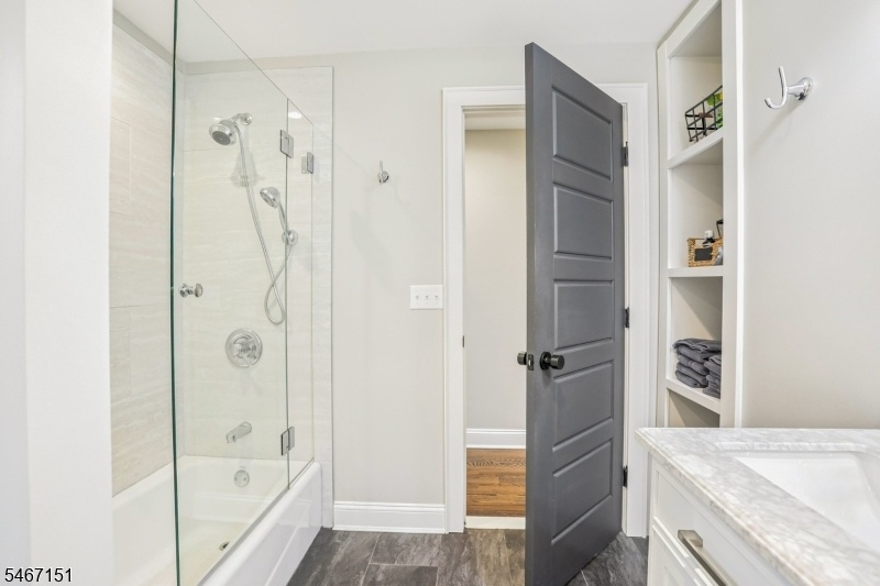 Level 2 full bath