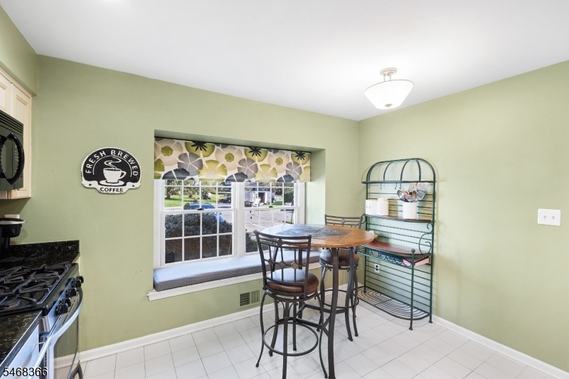 eat-in kitchen