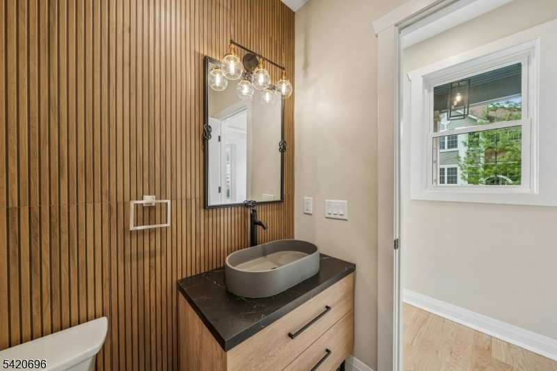 1st floor Full Bathroom
