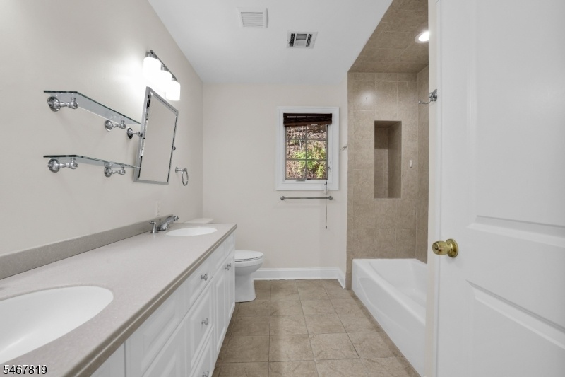 SECOND FLOOR FULL BATH