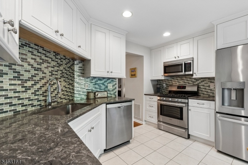 Eat-In Kitchen