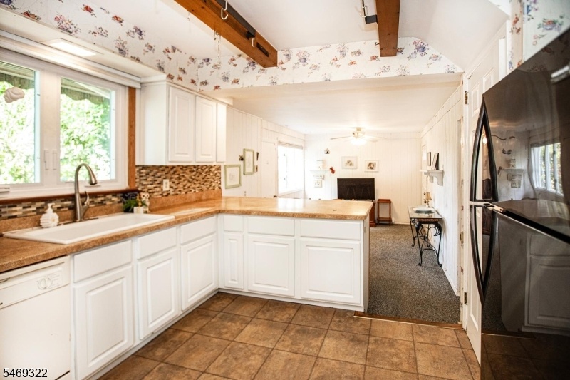 Nice features, exposed beams!