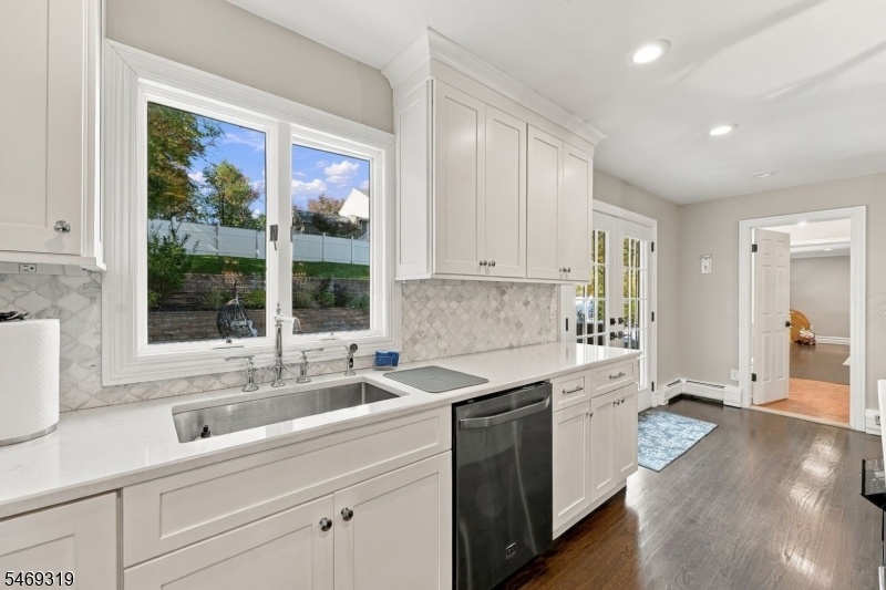 Beautiful Kitchen w Island