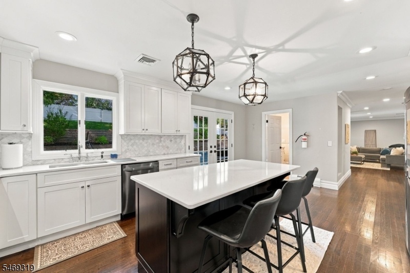 Beautiful Kitchen w Island