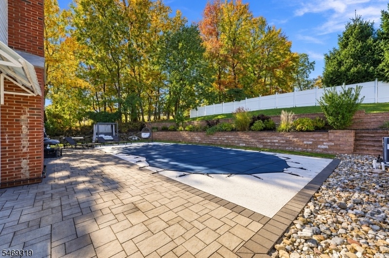 amazing backyard w Pool