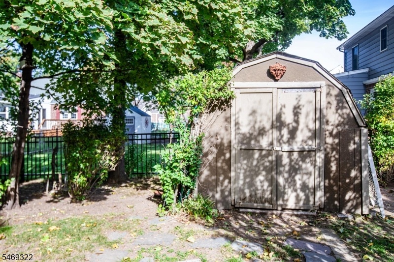 Shed 1 included