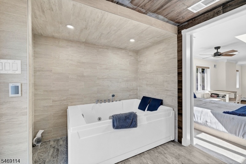Master Suite Bathroom 2